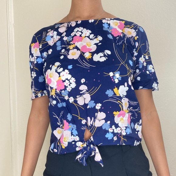 NWT a.n.a Miranda Floral Navy Blue Top - Picture 4 of 6